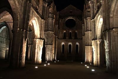 l'abbazia di San Galgano dopo il tramonto