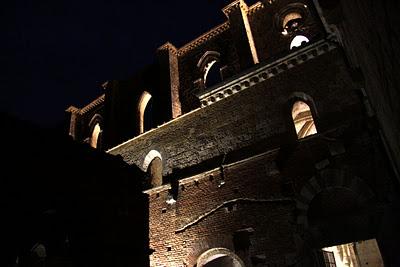 l'abbazia di San Galgano dopo il tramonto