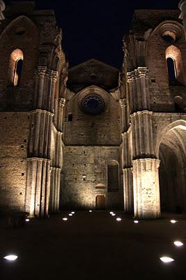 l'abbazia di San Galgano dopo il tramonto