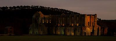 l'abbazia di San Galgano dopo il tramonto