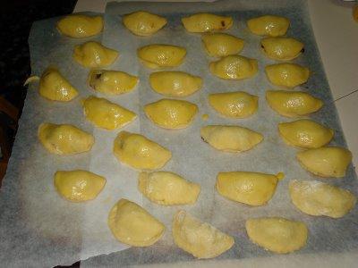 I Petrali sono dei dolci di pastafrolla ripieni a forma di mezzaluna tipici di Reggio Calabria.