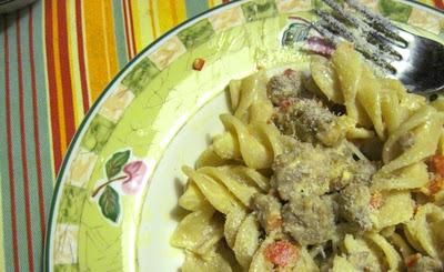 Fusilli di kamut con crema di salsiccia e peperoni