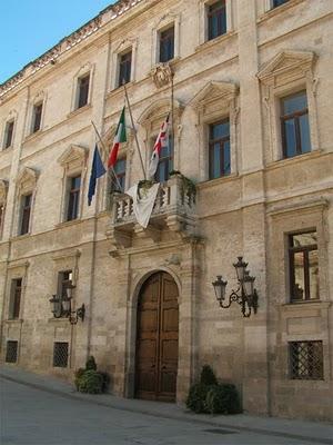 Sindaco e presidente della Provincia avrebbero abusato del loro ufficio per favorire due dirigenti