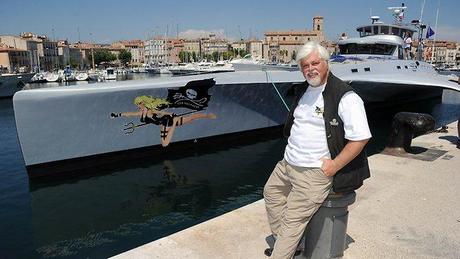 Nave di Sea Shepherd gravemente danneggiata da un'onda nel mare dell'Antartide, mentre inseguiva una nave officina giapponese