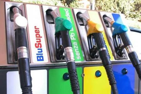 benzina pompa prezzi aumento 450x300 Nuovo record Benzina: 1,722€ al Litro