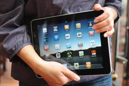 ipad in hands 450x300 Compra 324 iPad, arrivano dei Mattoni