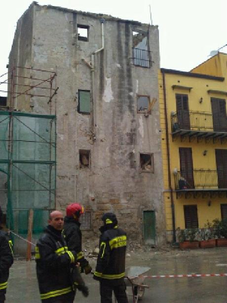 Palermo: ad Acquasanta crolla una palazzina. Un operaio è gravemente ferito