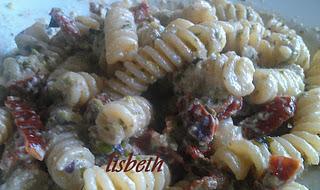 Fusilli con pomodorini secchi e pistacchi