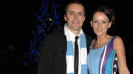 Calcio, Inghilterra: Karen si sposa con un vestito cucito con le vecchie maglie del Manchester City