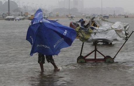Un tifone sulla costa sud orientale dell'India: 19 morti Un tifone sulla costa sud orientale dell'India: 19 morti