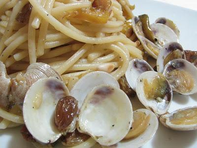 BUON ANNO - BUON 2012 A TUTTI - SPAGHETTI DELLA FESTA CON VONGOLE, UVETTA E PINOLI