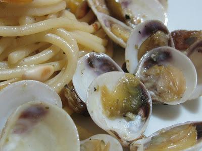 BUON ANNO - BUON 2012 A TUTTI - SPAGHETTI DELLA FESTA CON VONGOLE, UVETTA E PINOLI