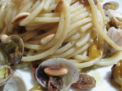 BUON ANNO - BUON 2012 A TUTTI - SPAGHETTI DELLA FESTA CON VONGOLE, UVETTA E PINOLI