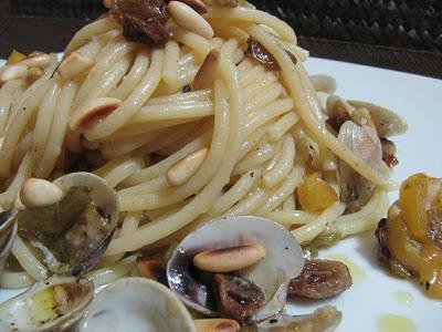 BUON ANNO - BUON 2012 A TUTTI - SPAGHETTI DELLA FESTA CON VONGOLE, UVETTA E PINOLI