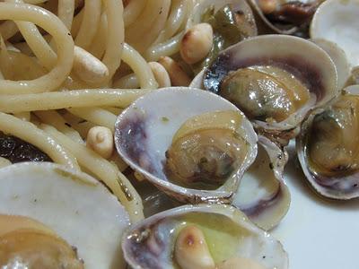 BUON ANNO - BUON 2012 A TUTTI - SPAGHETTI DELLA FESTA CON VONGOLE, UVETTA E PINOLI