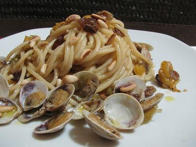 BUON ANNO - BUON 2012 A TUTTI - SPAGHETTI DELLA FESTA CON VONGOLE, UVETTA E PINOLI