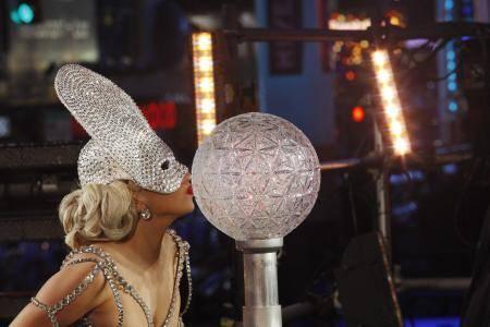 lady gaga bacia sfera N.Y. 2012 LADY GAGA NEW YEARS EVE 2012 NEW YORK LIVE (video show Times Square)