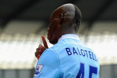 balotelli2 Mancini:  Balotelli fuma ? Lo prenderei a calci 