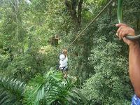 un bambino che si lancia con lo zip line