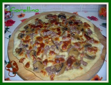 Pizza salsiccia, mozzarella e funghi trifolati