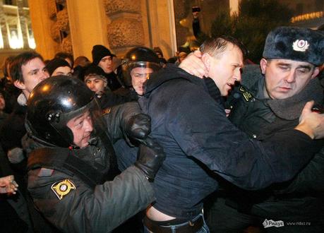 Fermi, violenze contro gli oppositori in centro Mosca. Amenità post-elettorali