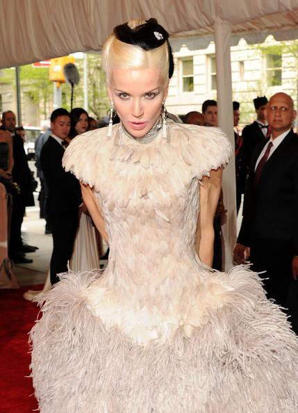 Daphne Guinness, a swan on high heels