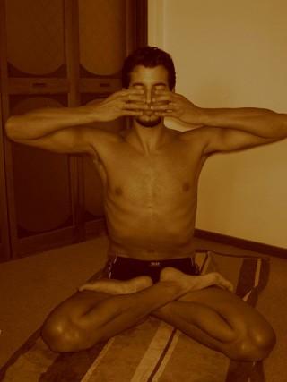 Sanmukhi Mudra asana del silenzio interiore