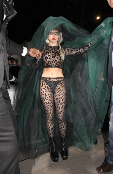 Lady Gaga e il suo bagno NEL sague