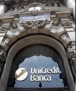 Via libera della Consob all'aumento di capitale di Unicredit. Il titolo crolla in Borsa