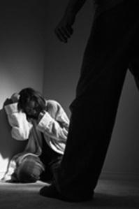 Cagliari: marito picchia moglie. La figlia, per difenderla, lo aggredisce con forbici