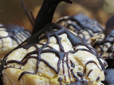 OSSERVARE LA VITA CON I SUOI OCCHI - BIGNE' CON MASCARPONE AL CAFFE' RICOPERTI DI CIOCCOLATO FONDENTE - COFFEE AND CHOCOLATE PROFITEROLES