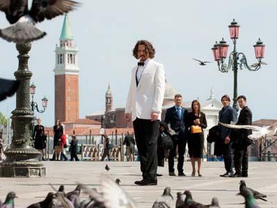 Una affascinante dama e un goffo turista in un thriller veneziano