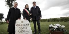 roma,italia,notizie,news,cimitero,giardino,angeli,feti,bambini,bimbi,mai,nati