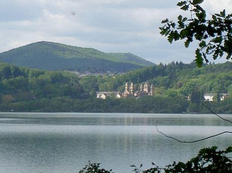 Bonn: c’è un lago idilliaco, c’è, sotto, un vulcano dormiente. Che da segni di risveglio. Sarebbe un immane disastro