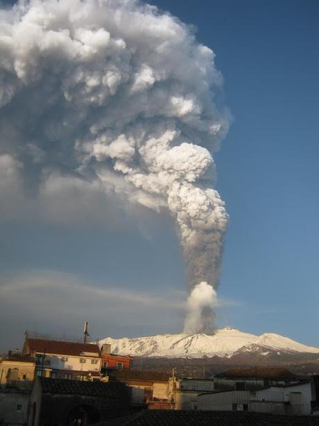 Etna: 5mila metri di fumo. Primo spettacolo del 2012