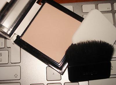 Benefit Hello Flawless! Fondotinta/cipria con SPF 15