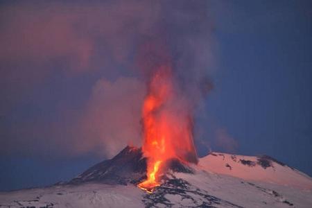 Etna eruzione2012 3 Sull’Etna prima eruzione del 2012