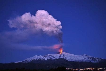 Etna eruzione2012 1 Sull’Etna prima eruzione del 2012