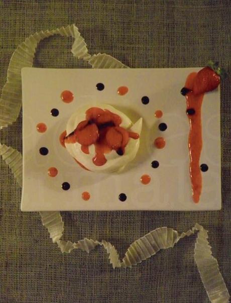 La Pavlova rosso Valentino di Csaba con fragole e aceto balsamico