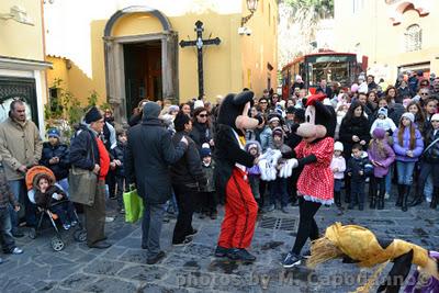 per le strade di Positano la Disney Parade ...