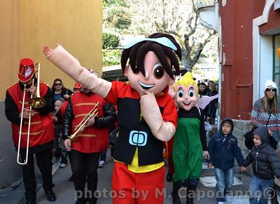 per le strade di Positano la Disney Parade ...