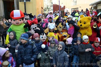 per le strade di Positano la Disney Parade ...