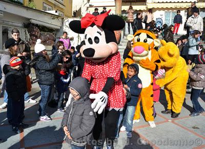 per le strade di Positano la Disney Parade ...