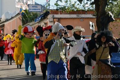 per le strade di Positano la Disney Parade ...