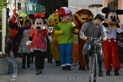 per le strade di Positano la Disney Parade ...