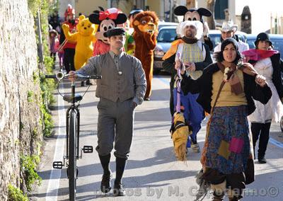 per le strade di Positano la Disney Parade ...