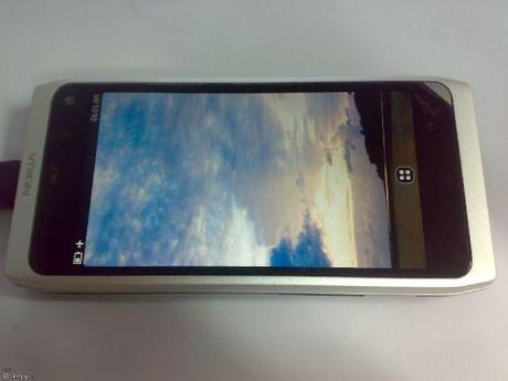 Nokia N9: nuove immagini ne confermano l’esistenza