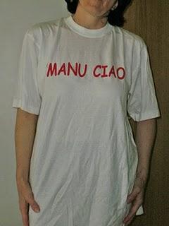 'Manu ciao'. La t-shirt ridimensionata / La t-shirt qui était trop grande