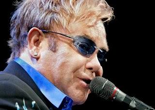 Elton John, il Monsignor Babini Non Vuole il Concerto di un Gay