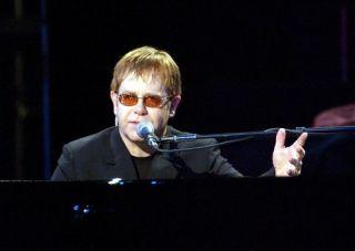 Elton John, il Monsignor Babini Non Vuole il Concerto di un Gay